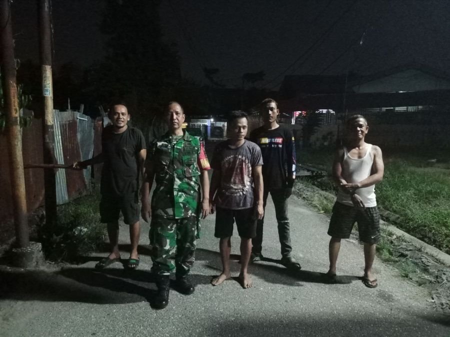 Jaga Kamtibmas, Babinsa Koramil 03/Senapelan Gelar Ronda Malam di Poskamling RW 008
