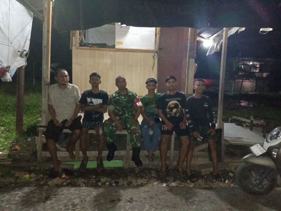 Jaga Kamtibmas, Babinsa Padang Bulan Aktif Patroli Siskamling Bersama Warga