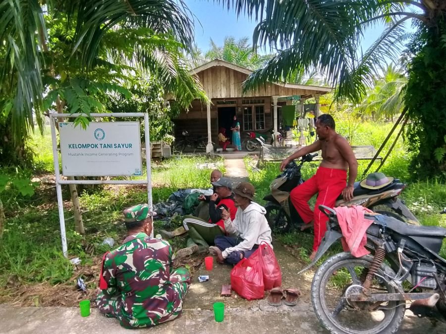 Jaga Kamtibmas dan Kebersihan, Babinsa Gelar Komsos Bersama Warga Bagan Jawa Pesisir