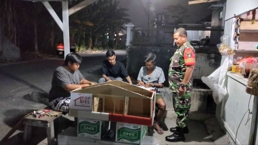 Jaga Kamtibmas Hingga Dini Hari, Babinsa Sago Ajak Warga Tingkatkan Kewaspadaan