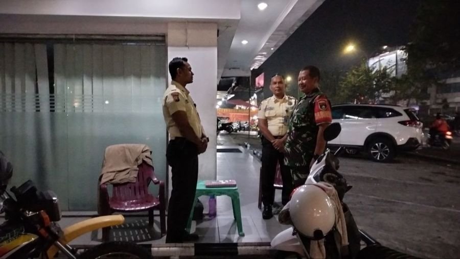 Jaga Kamtibmas Wilayah Binaan, Babinsa Kelurahan Sago Sambangi Security Bank Indonesia