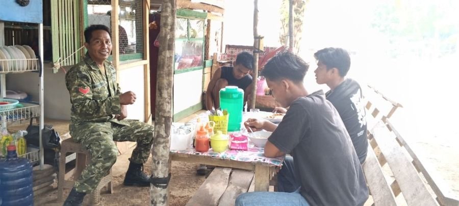 *Jaga Keakraban, Babinsa Koramil 05/Peranap Koptu Riswan Manurung Komsos Bersama Warga Sukamaju*