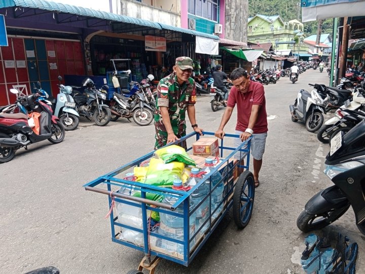Jaga Keakraban dengan Warga, Babinsa Koramil 02/Tarempa Komsos dengan Pelayan Toko di Kelurahan Tare