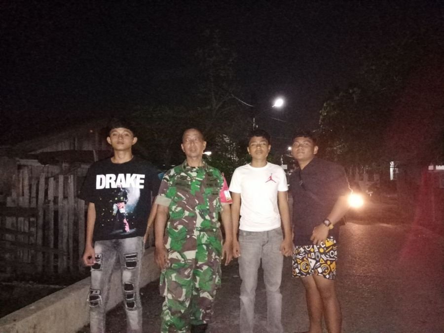 Jaga Keamanan Berawal dari Kepedulian, Babinsa Padang Bulan Ajak Warga Aktifkan Siskamling
