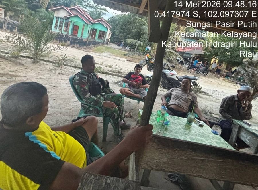 Jaga Keamanan Lingkungan, Babinsa Koptu Dedi Ismanto Gelar Komsos di Desa Sungai Pasir Putih