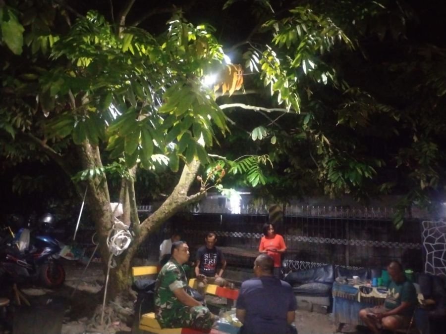 Jaga Keamanan Lingkungan, Babinsa Koramil 04/Lph Ajak Warga Pesisir Peduli dan Waspada