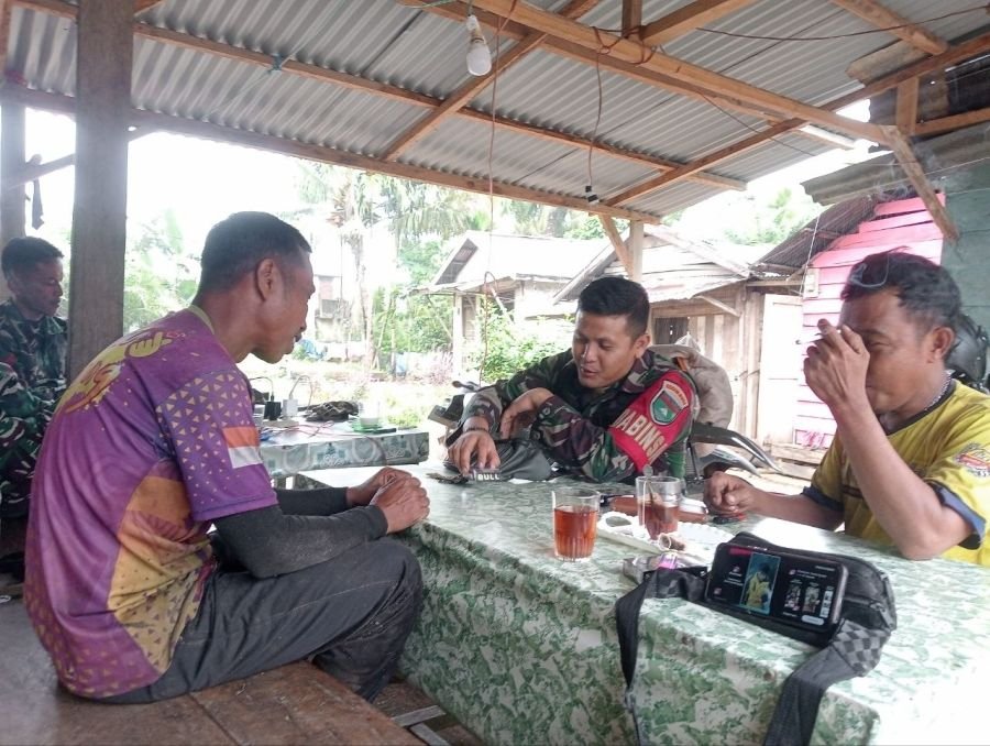 Jaga Keamanan Wilayah, Babinsa Koramil 04/PP Pratu Feriyanto Lumban Gelar Komsos di Desa Kelayang