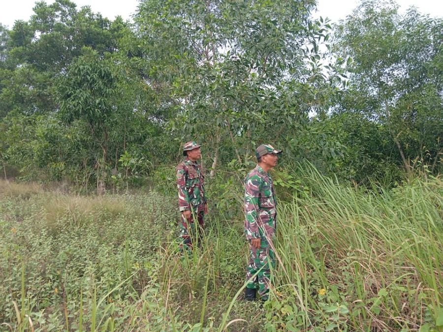 Jaga Keamanan Wilayah! Pelda Suprapto Bersama Kopda Yusuf Laksanakan Patroli Karhutla