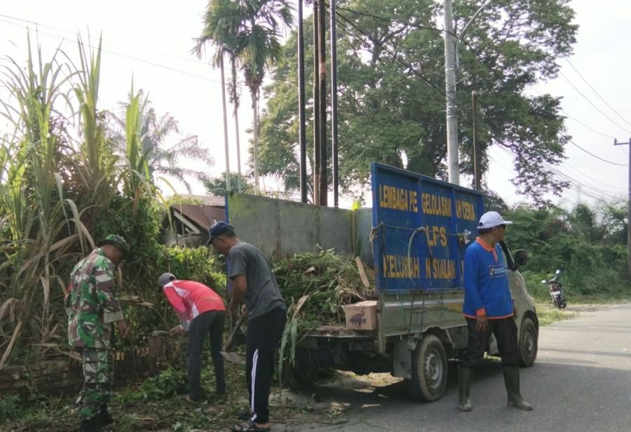Jaga Kebersihan Lingkungan, Babinsa Sialang Rampai Bersama Warga Gotong Royong Bersihkan Jalan