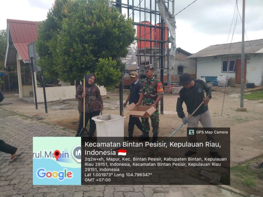 Jaga Kebersihan Lingkungan, Babinsa Desa Mapur Pimpin Gotong Royong Warga Kampung Nendiang.