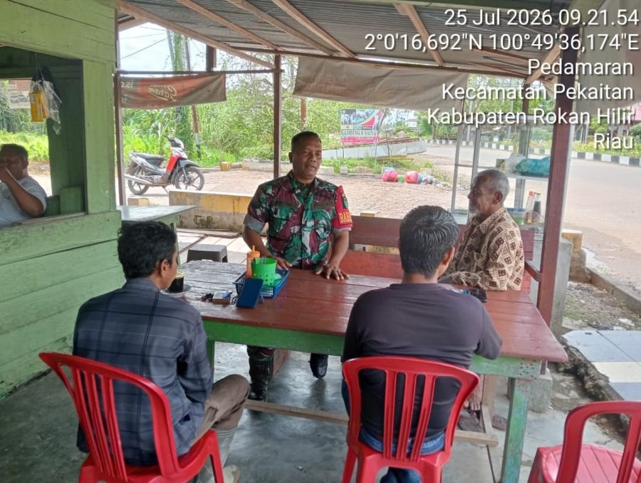 Jaga Kebersihan Lingkungan dan Cegah DBD, Babinsa Koramil 0321-01/Bangko Gelar Komsos Bersama Warga