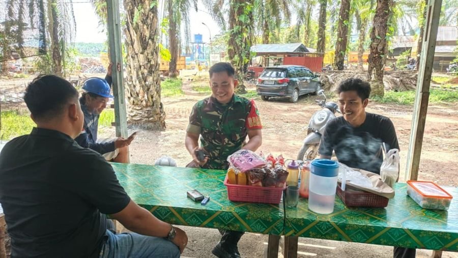 Jaga Kebersihan Lingkungan, Serda Jesi S Ajak Warga Ujung Batu Tak Sembarang Bakar Sampah
