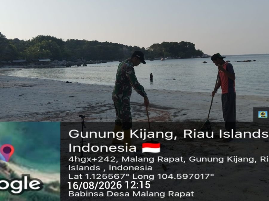 Jaga Kebersihan Pesisir, Babinsa Malang Rapat Pimpin Gotong Royong Bersihkan Sampah di Tepi Pantai.