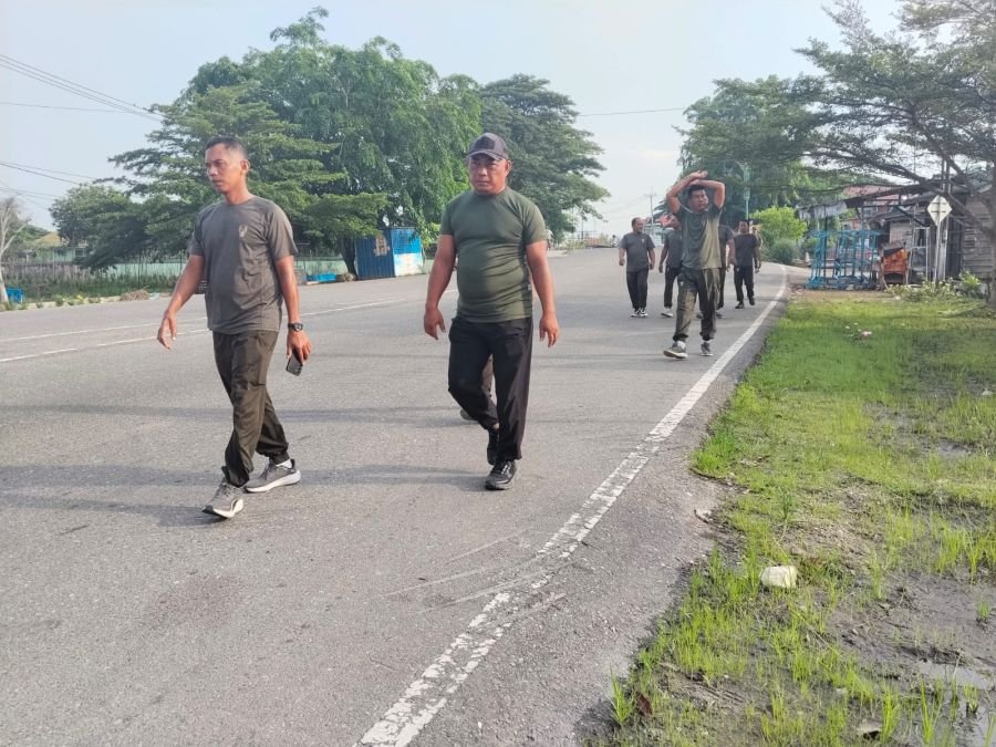 Jaga Kebugaran dan Kedisiplinan, Anggota Koramil 01/Bangko Gelar Apel Pagi dan Olahraga Bersama