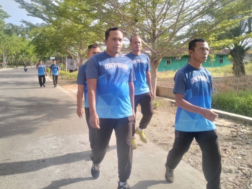 Jaga Kebugaran Fisik Prajurit, Personel Koramil 01/Bangko Gelar Olahraga Jalan Bersama