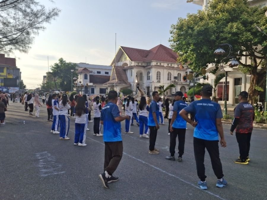 Jaga Kebugaran, Koramil 01/Bangko Bersama Pemkab Rohil dan Warga Gelar Senam Bersama dan CFD