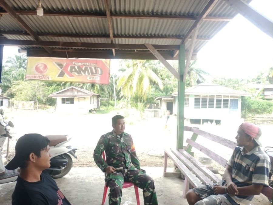 Babinsa Peranap Serap Aspirasi Warga Pandan Wangi Lewat Komsos