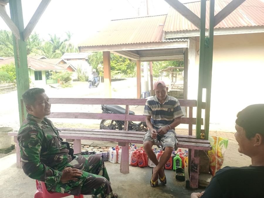 Jaga Kedekatan dengan Warga, Babinsa Koramil 05/Peranap Gelar Komsos di Desa Pandan Wangi
