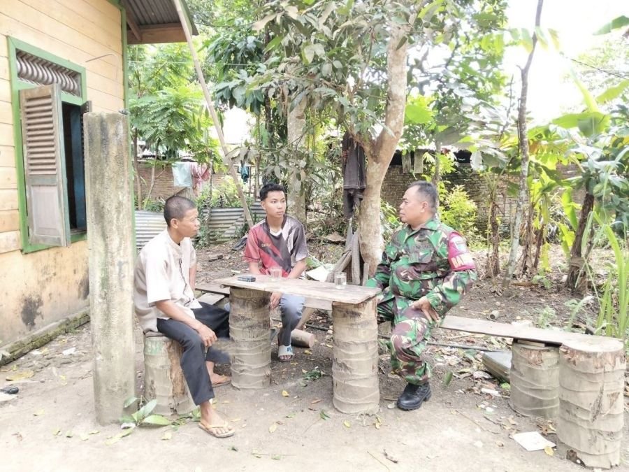 Jaga Kedekatan dengan Warga, Babinsa Koramil 05/Peranap Gelar Komsos di Desa Baturijal Barat*