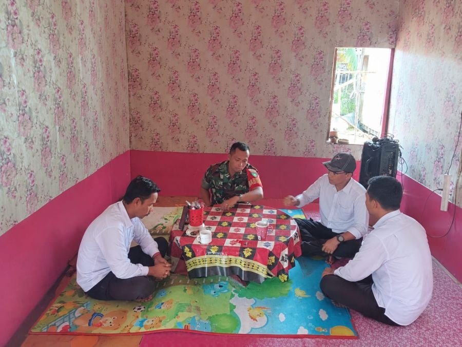 Jaga Kekompakan Desa, Babinsa 07/Reteh Jaga SDM dan Rutin Komsos dengan Tokoh Masyarakat