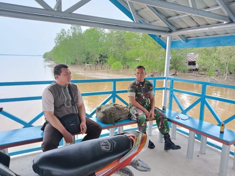 Jaga Kekompakan Warga, Babinsa Koramil 07/Reteh Rutin Komsos di Desa Sungai Terab