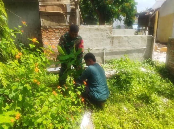 *Jaga Kelestarian Alam Agar Alam Tetap Asri , Babinsa Koramil 06 Siak Hulu Ajak Warga Tanam Pohon*