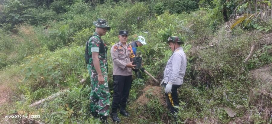 Jaga Kelestarian Sumber Air, Babinsa Koramil 13/Rokan IV Koto Bersama Tiga Pilar Tanam Pohon di Desa