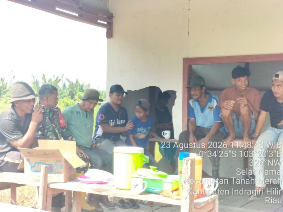 Jaga Kemanunggalan TNI-Rakyat, Babinsa Koramil 02/TM Laksanakan Komsos di Selat Nama