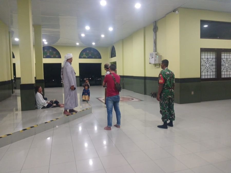 Jaga Kenyamanan Jamaah, Babinsa Bersama Pengurus Masjid An Nur Tertibkan Tunawisma
