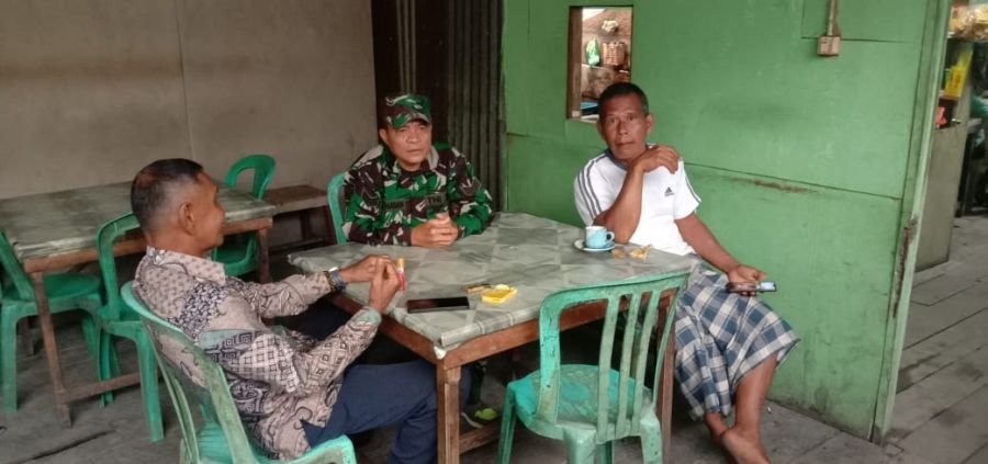 Jaga Kerukunan, Babinsa 07/Reteh Bangun Komunikasi dengan Warga Benteng