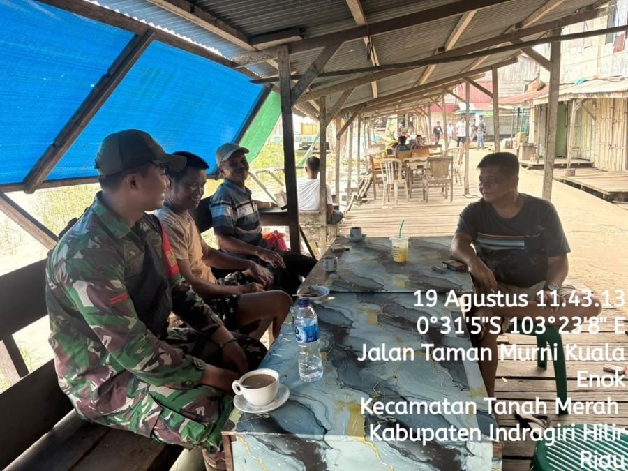 Jaga Kesehatan Lingkungan, Babinsa Kuala Enok Ajak Warga Rutin Bersih-Bersih