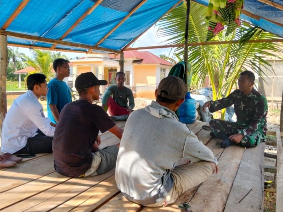 Jaga Kesehatan Lingkungan, Babinsa Koramil 01/Bangko Gelar Komsos Bersama Warga Kepenghuluan Sei Nya