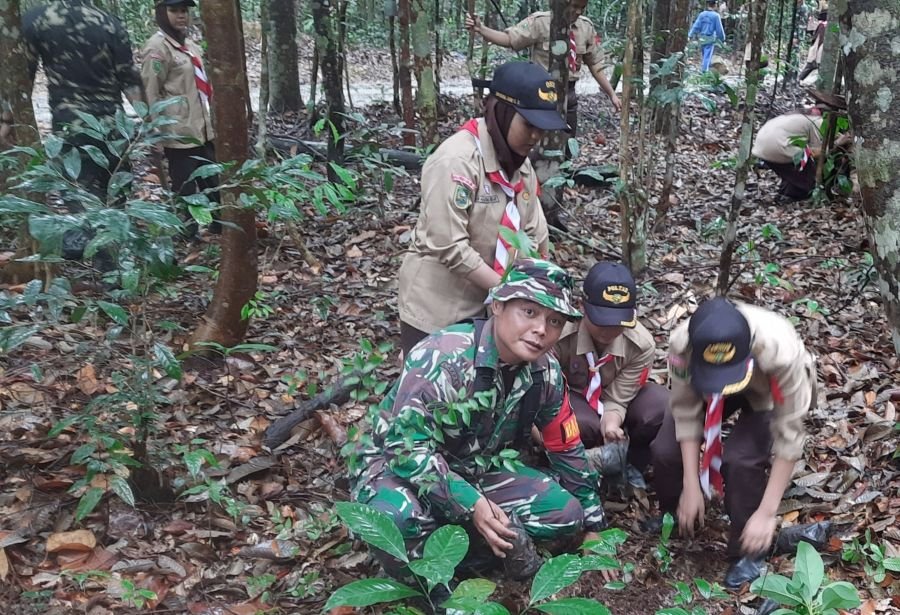 Jaga Keseimbangan Alam, Babinsa Koramil Tapung Bersama Siswa-Siswi Sekolah Laksanakan Penghijauan