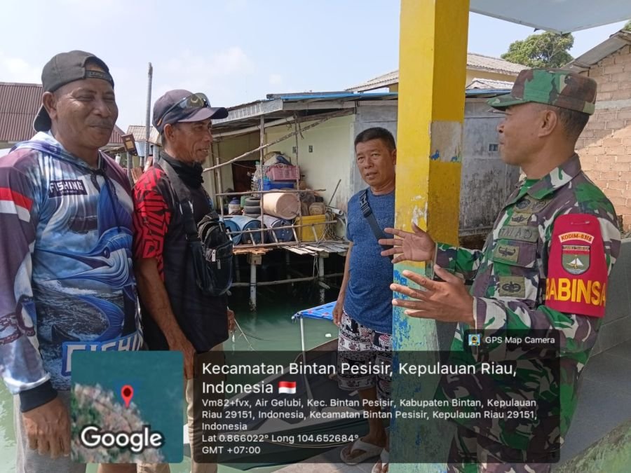 Jaga Keselamatan Penumpang, Babinsa Kelong Himbau Pengemudi Ojek Pompong Utamakan Keamanan di Laut