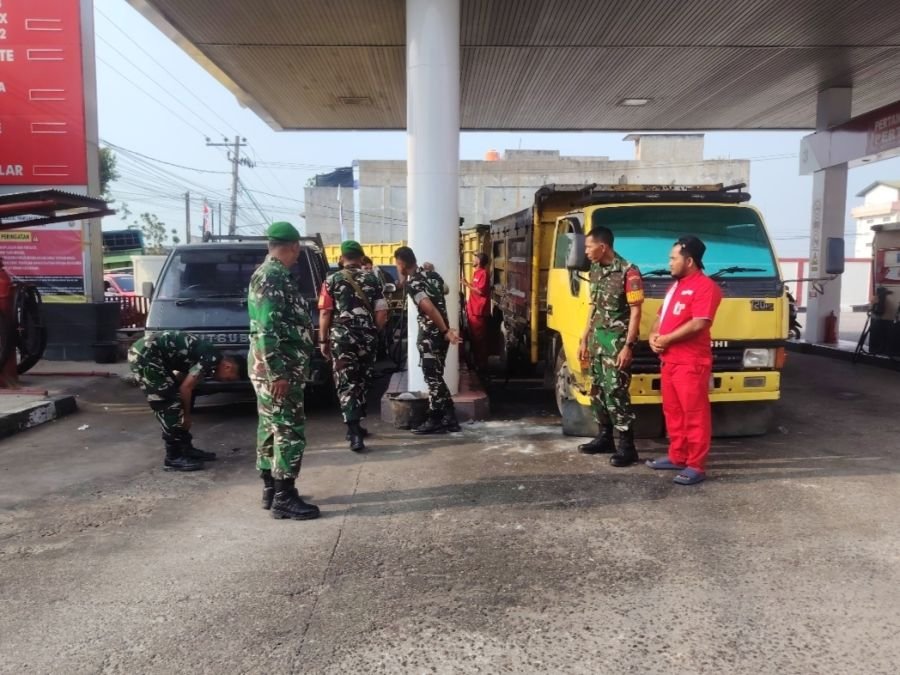 Jaga Ketersediaan Bahan Bakar, Koramil 03/Mandau Lakukan Pemantauan di Jalan Sudirman