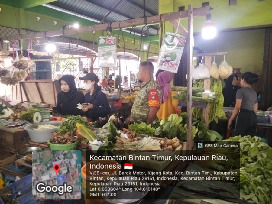 Jaga Ketertiban dan Kenyamanan, Babinsa Kijang Kota Sampaikan Himbauan Kepada Pedagang Pasar Barek M