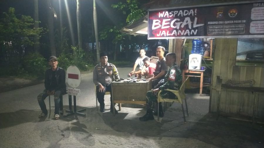 Jaga Kondusifitas Wilayah, Babinsa Koramil 02/Kota Intensif Dampingi Ronda