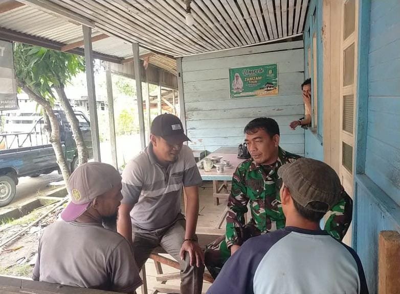 Jaga Kondusifitas Wilayah, Babinsa 07/Reteh Komsos dan Pengawasan SDM di Kelurahan Pulau Kijang