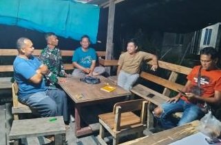 Jaga Kondusifitas Wilayah, Babinsa Koramil 01/Bangko Sambangi Pos Kamling di Bagan Punak Meranti