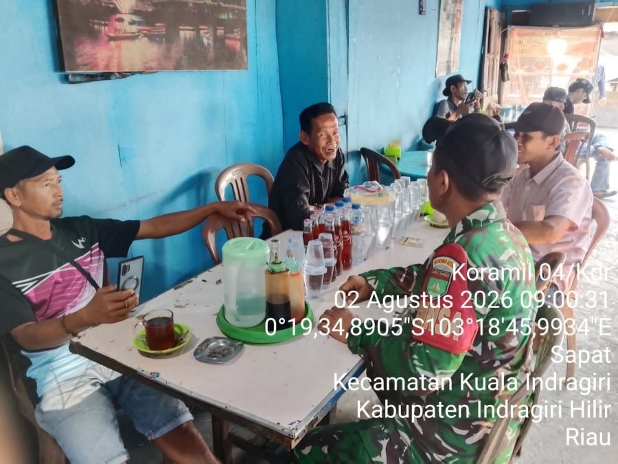 Jaga Kondusivitas: Babinsa Koramil 04/Kuindra Komsos Bersama Warga Kelurahan Sapat