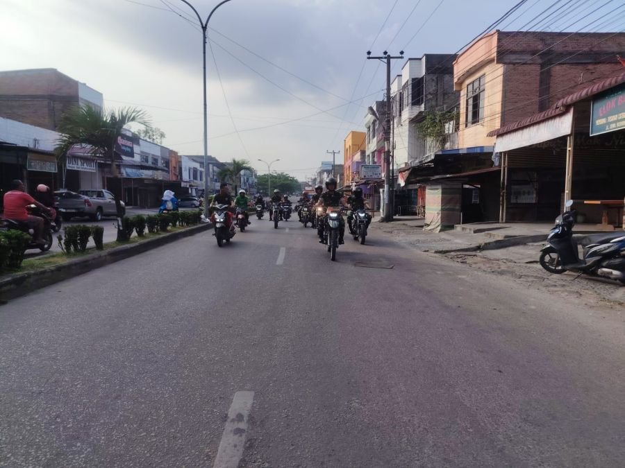 Jaga Kondusivitas Wilayah, Babinsa Koramil 03/Mandau Laksanakan Patroli Keamanan