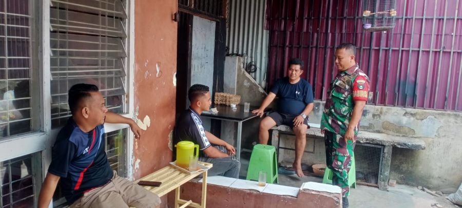 Jaga Kondusivitas Wilayah, Babinsa Koramil 06/Sukajadi Sambangi Satpam dan Warga