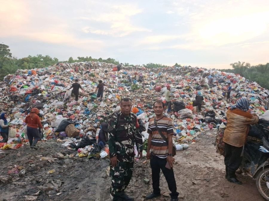 Jaga Kondusivitas Wilayah, Babinsa Tenayan Raya Bantu Pengamanan Transdepo