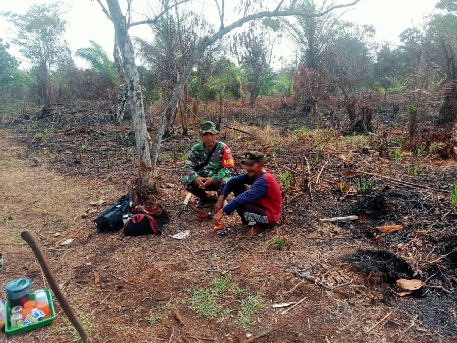 Jaga Lahan Tetap Aman, Babinsa dan Warga Tenayan Raya Perkuat Patroli Cegah Karhutla