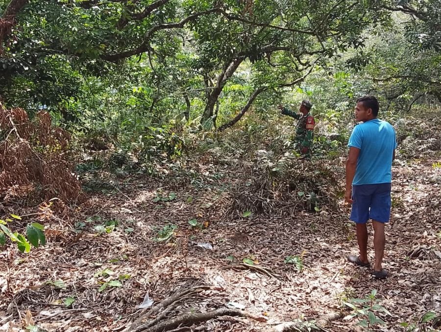Jaga Lahan Tetap Aman, Babinsa Rupat dan Warga Susuri Titik Rawan Karhutla di Dungun Baru