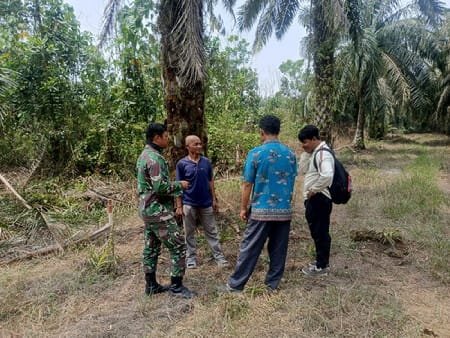 Jaga Lingkungan Tetap Aman, Babinsa Rumbai Ajak Warga Waspadai Karhutla