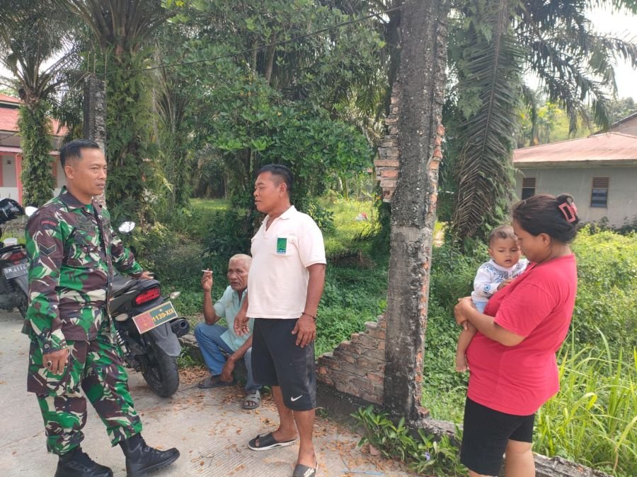 Jaga Lingkungan Tetap Bersih dan Sehat, Babinsa Tanjung Rhu Gencarkan Komsos dengan Warga