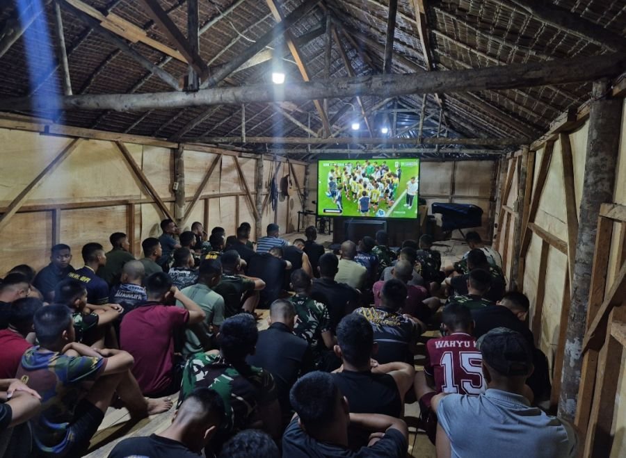Jaga Moril dan Kebersamaan, Prajurit Yonif TP 849/BS  Nobar Piala Dunia Brazil vs Jepang
