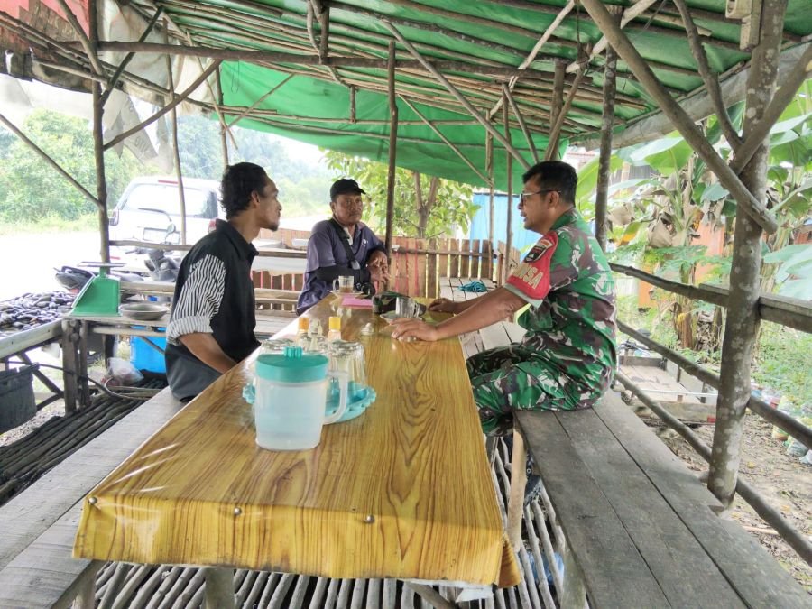 Jaga Okura dari Kepungan Api, Serma Ucok A Hsb Turun Langsung Patroli Karhutla Bersama MPA
