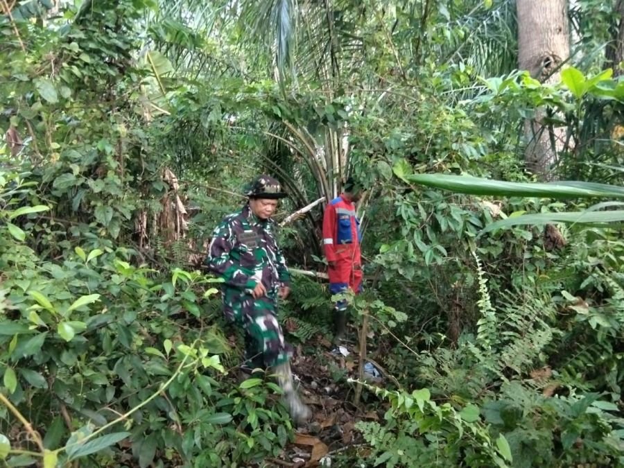 Jaga Rupat dari Ancaman Api, Pelda Sinaga Bersama Warga Patroli Lahan Rawan Karhutla